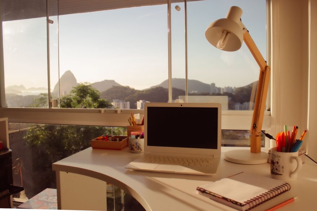 Como Organizar a Mesa de Trabalho: O Guia Completo para Criar um Espaço Produtivo